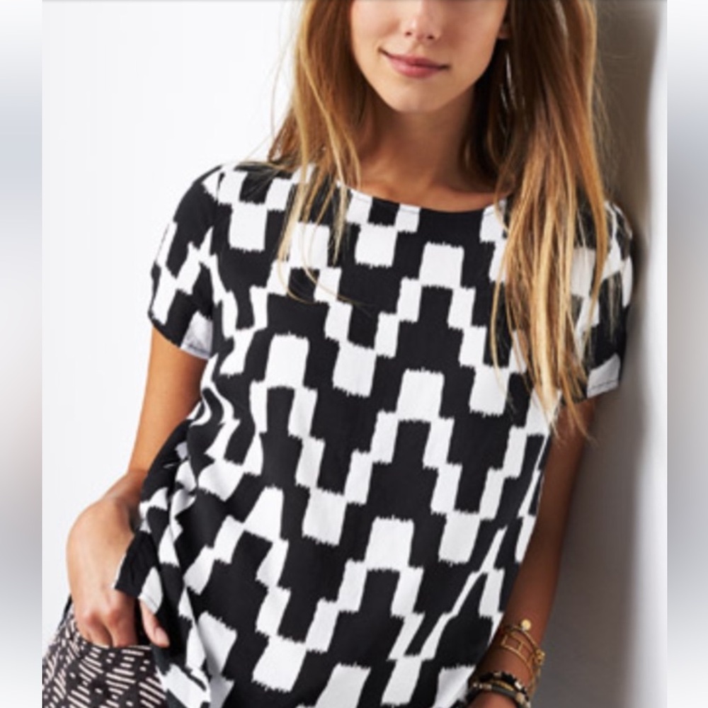 black & white graphic top split back vent by Old Navy chevron zig zag ikat style
